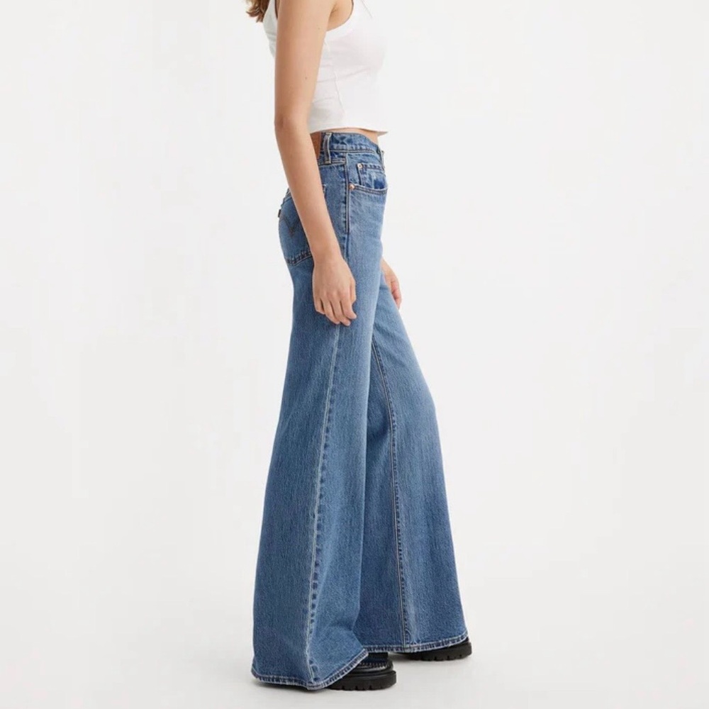 Levi's Ribcage Bell Jeans 29x32- worn once